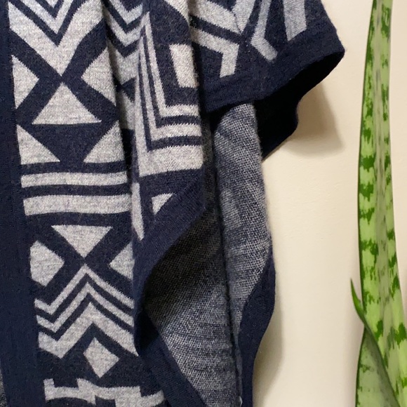 Patterned grey and navy blue poncho sweater - Picture 7 of 10
